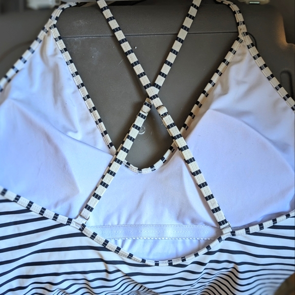 Cupshe Navy Stripes Swimsuit. Size XL - Picture 2 of 3